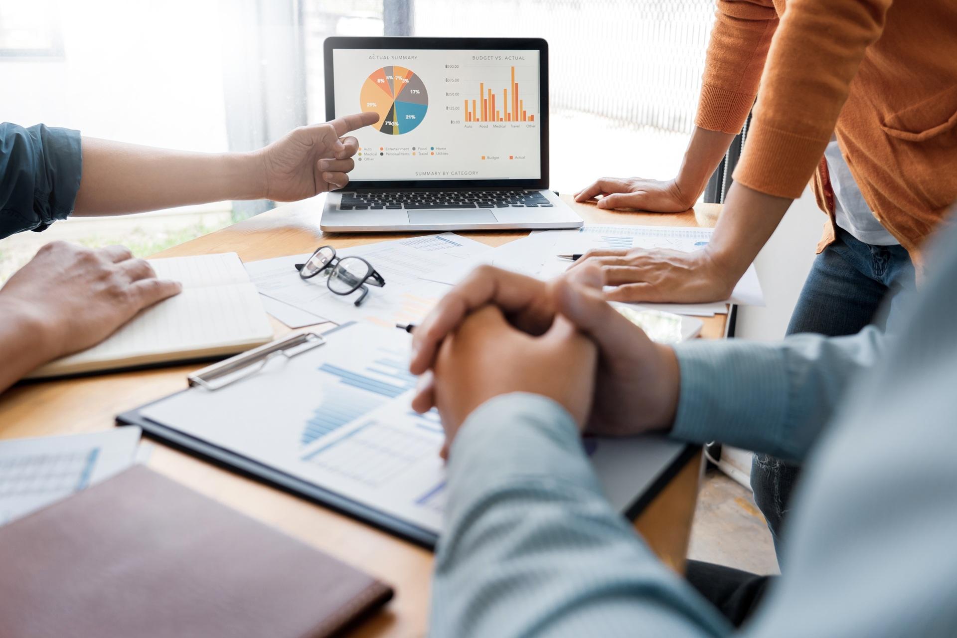 Team arbeitet an Marketingdiagrammen | Messewand faltbar