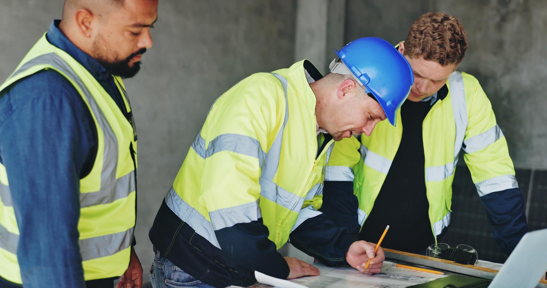 Sicherheitsbesprechung mit Bauleitern vor Ort | Arbeitsbühne mieten Bocholt