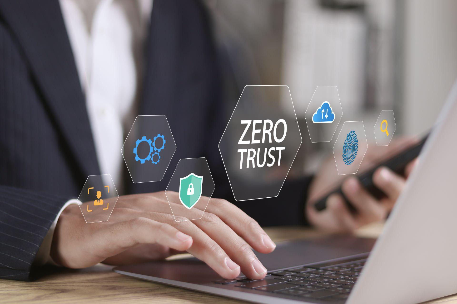 Businessperson arbeitet am Laptop mit Zero-Trust-Sicherheitsicons und IT Security Beratung