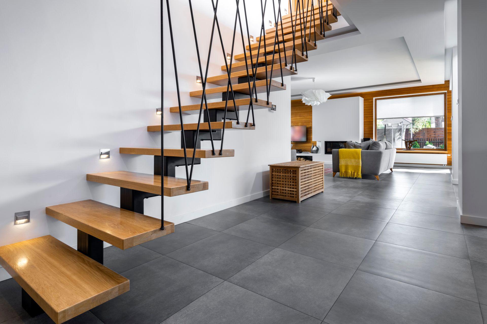 freitragende treppe mit stahlseil und holzstufen als skulpturales element beim treppen kaufen